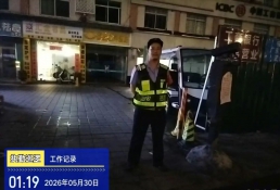 广州一城中村凌晨着火，男子敲锣叫醒邻居，本人最新回应